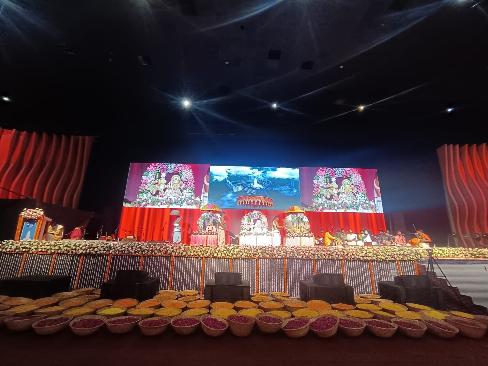 Premier India | वृंदावन चंद्रोदय मंदिर ने मनाई फूलों की होली, भक्तों ने...